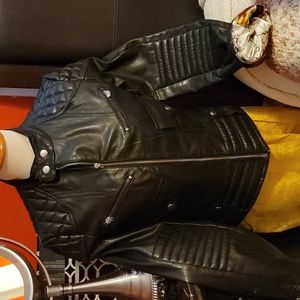 Chaqueta Size S de piel suave marca KENNA-T color negro semi nueva